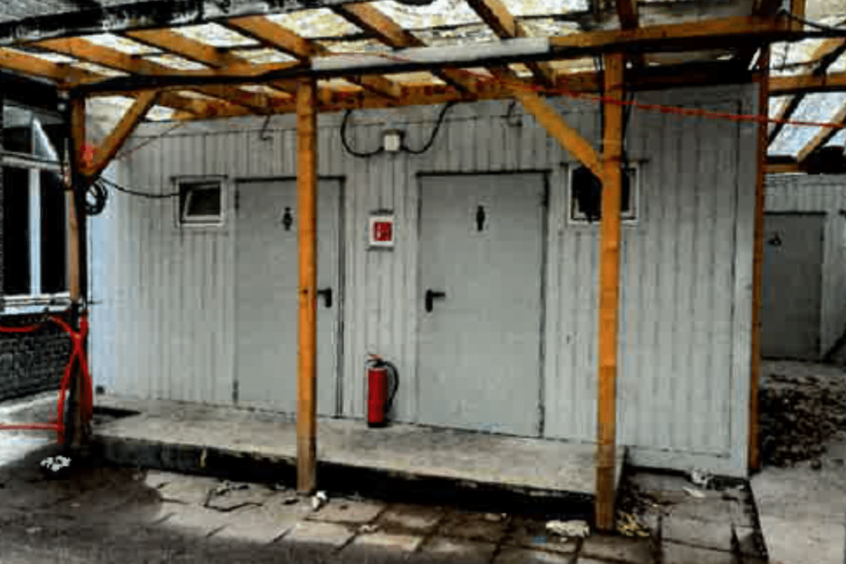 WC-Container (je 1 Damen und 1 Herren WC)